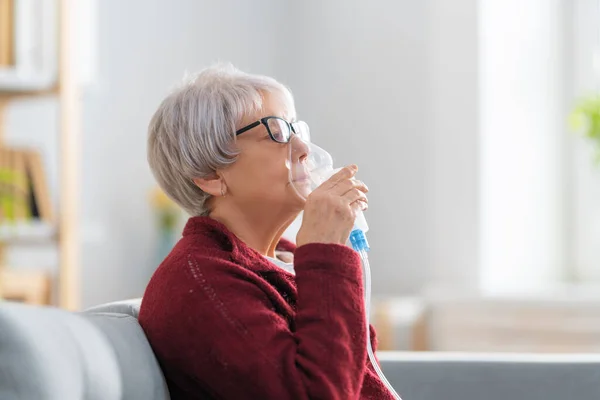 Äldre Kvinna Som Använder Inhalator För Astma Och Luftvägssjukdomar Hemmet — Stockfoto