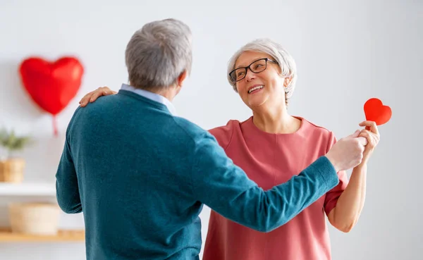 Ouderen Valentijnsdag Joyful Nice Senior Vrouw Dansen Met Haar Man — Stockfoto