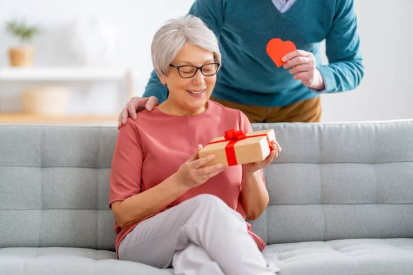 Ouderen Valentijnsdag Joyful Nice Senior Vrouw Glimlachen Terwijl Het Ontvangen — Stockfoto