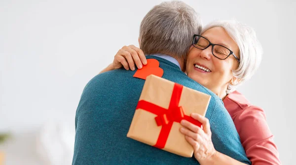 Ouderen Valentijnsdag Joyful Nice Senior Vrouw Glimlachen Terwijl Het Ontvangen — Stockfoto