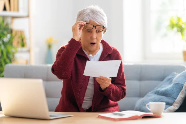 Oudere Vrouw Zittend Bank Met Een Papieren Bonnetje Haar Handen — Stockfoto