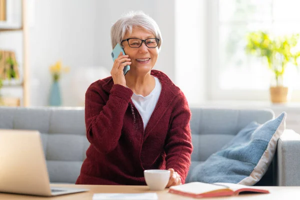 Happy Casual Senior Kobieta Pracuje Domu Biuro — Zdjęcie stockowe