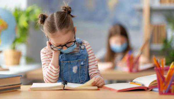 Zurück Die Schule Niedliche Fleißige Kinder Sitzen Drinnen Schreibtisch Kinder — Stockfoto