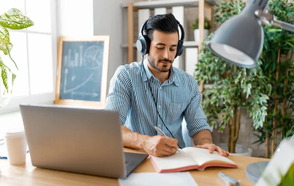 Gelukkig Casual Jongeman Werken Een Laptop Thuis — Stockfoto