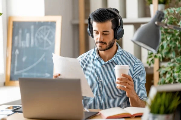 Gelukkig Casual Jongeman Werken Een Laptop Thuis — Stockfoto