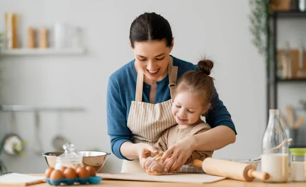 Feliz Família Amorosa Estão Preparando Padaria Juntos Mãe Filha Menina — Fotografia de Stock