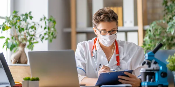 Doctor Está Trabajando Sentado Escritorio Oficina Medicina — Foto de Stock