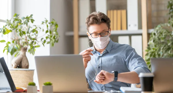 Jeune Homme Masqué Travaille Sur Ordinateur Portable Bureau — Photo