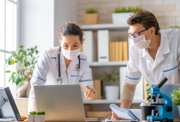 Los Doctores Están Hablando Gente Está Trabajando Oficina Médica — Foto de Stock