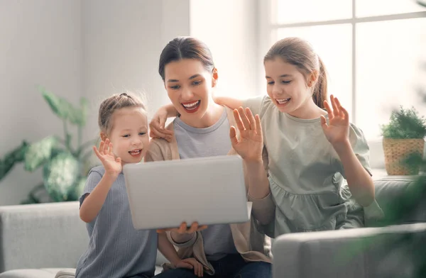 Feliz Familia Amorosa Joven Madre Hijas Niñas Utilizando Ordenador Portátil —  Fotos de Stock