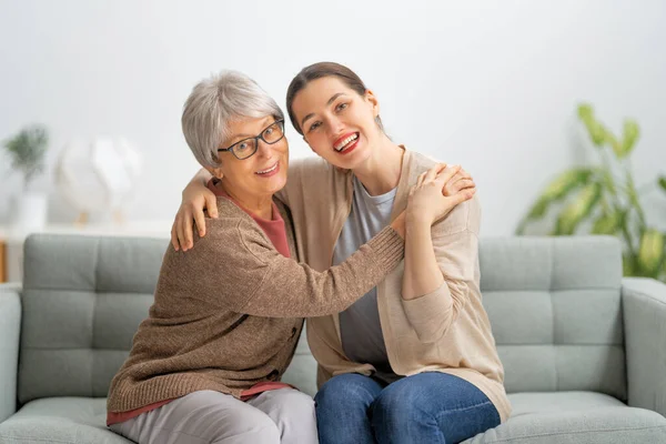 Schöne Mutter Und Tochter Reden Und Lächeln Während Sie Hause — Stockfoto