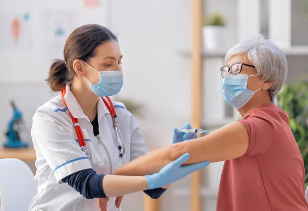 Médecin Vaccinant Une Femme Âgée Protection Contre Les Virus Covid — Photo