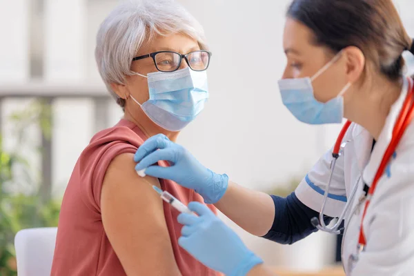 Een Arts Die Een Oudere Vrouw Vaccineert Virusbescherming Covid 2019 — Stockfoto