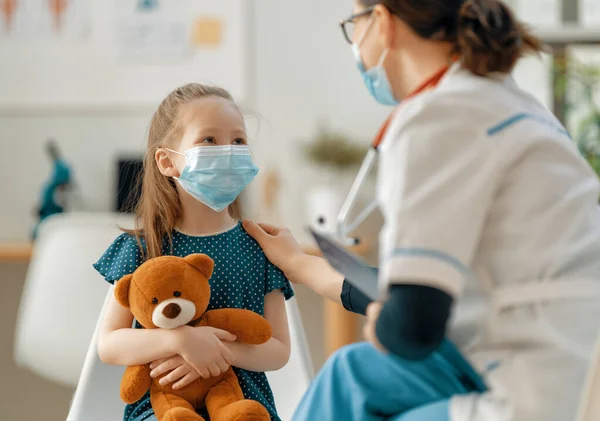 Arzt Und Kind Tragen Bei Coronavirus Und Grippeausbruch Gesichtsmasken Virenschutz — Stockfoto