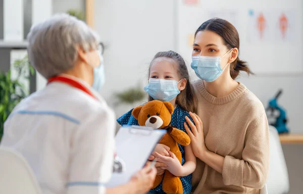 Lekarz Dziecko Matka Ubrani Maski Podczas Epidemii Koronawirusu Grypy Ochrona — Zdjęcie stockowe