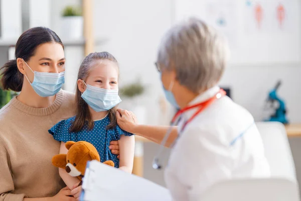 Lekarz Dziecko Matka Ubrani Maski Podczas Epidemii Koronawirusu Grypy Ochrona — Zdjęcie stockowe