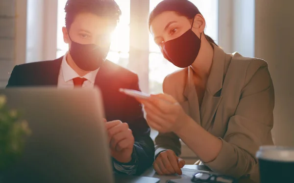 Zakenman Zakenvrouw Met Medisch Masker Aan Het Werk Covid Keer — Stockfoto