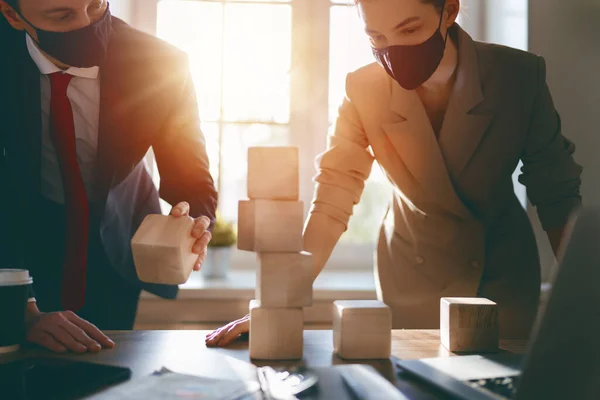 Geschäftsfrau Und Geschäftsfrau Mit Medizinischer Maske Büro Covid Zeit — Stockfoto