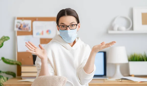 Femme Dans Masque Visage Travaillant Dans Bureau Domicile — Photo