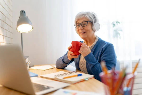 Happy Casual Senior Kobieta Pracuje Domu Biuro — Zdjęcie stockowe