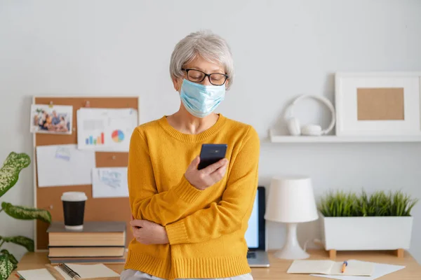 Femme Dans Masque Visage Travaillant Dans Bureau Domicile — Photo