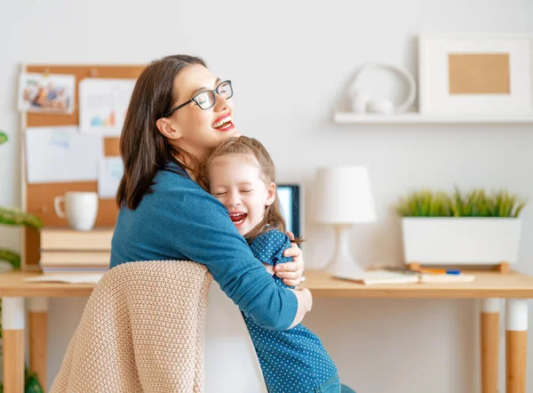 Junge Mutter Mit Kind Arbeitet Computer Familie Hause Fernbedienung — Stockfoto