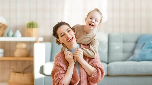 Mãe Sua Filha Criança Menina Estão Brincando Sorrindo Abraçando Casa — Fotografia de Stock