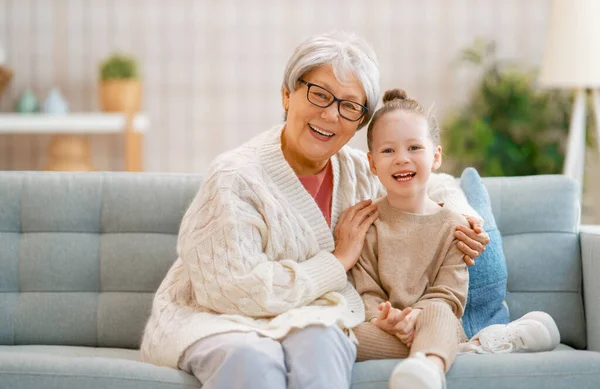 素敵な女の子と彼女の祖母は晴れた朝を楽しんでいます 家での楽しい時間 — ストック写真