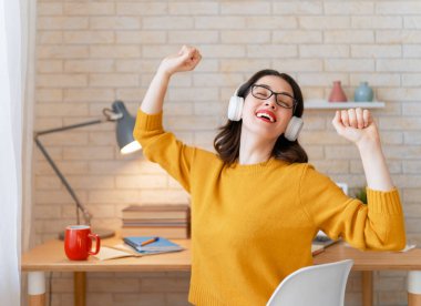 Ev ofisinde çalışan sıradan, güzel bir kadın.. 