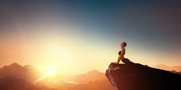 Donna Che Pratica Yoga Medita Sulla Montagna — Foto Stock