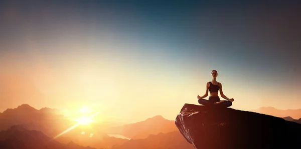 Mujer Practicando Yoga Medita Montaña —  Fotos de Stock