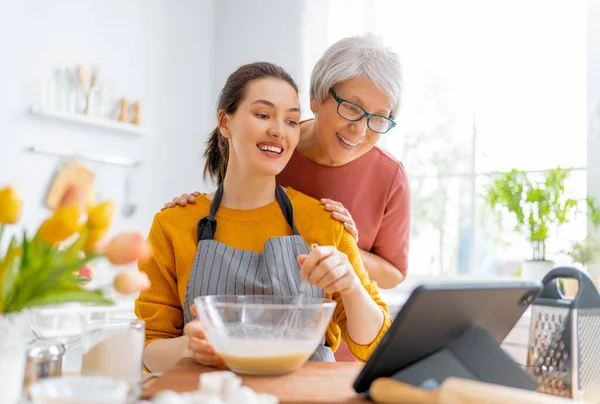 Comida Saludable Casa Las Mujeres Felices Están Preparando Pasteles Cocina — Foto de Stock