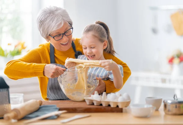 Glücklich Liebende Familie Bereiten Gemeinsam Backwaren Oma Und Kind Kochen — Stockfoto