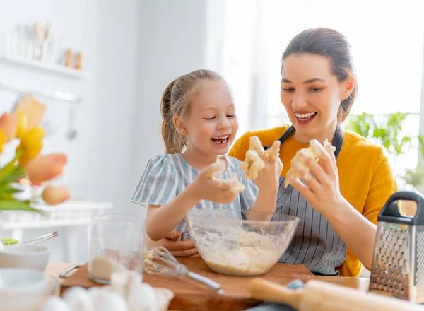 Feliz Familia Amorosa Están Preparando Panadería Juntos Madre Hija Niña — Foto de Stock