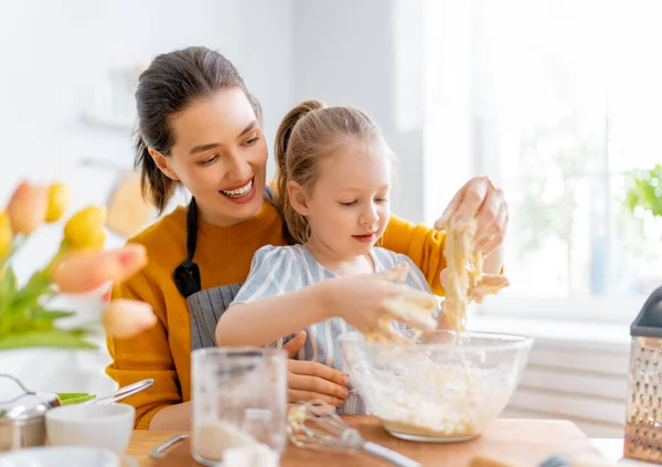 Feliz Familia Amorosa Están Preparando Panadería Juntos Madre Hija Niña — Foto de Stock