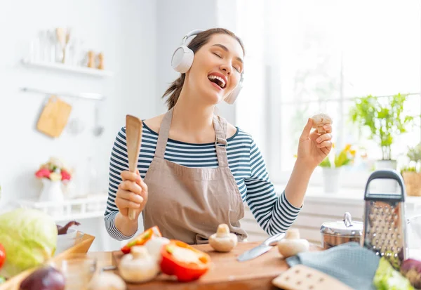 Aliments Sains Maison Femme Heureuse Prépare Bon Repas Dans Cuisine — Photo