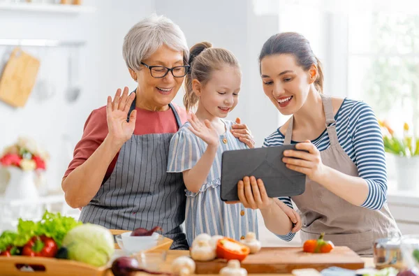 Comida Saludable Casa Familia Feliz Cocina Abuela Madre Hija Están — Foto de Stock