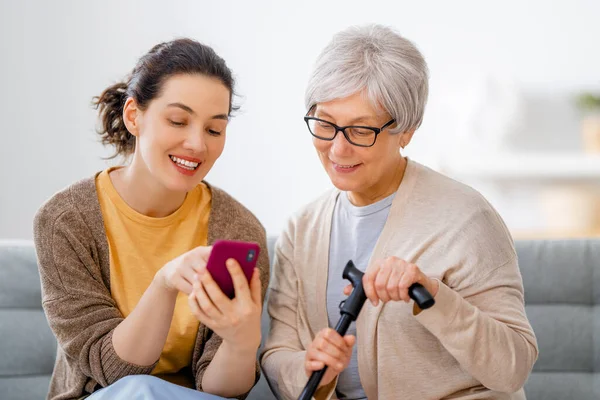 Junge Und Ältere Frauen Nutzen Smartphones Tochter Hilft Mutter Spaß — Stockfoto