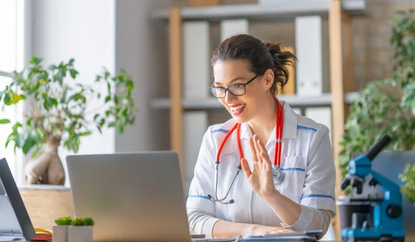 Doctor Está Trabajando Sentado Escritorio Oficina Medicina — Foto de Stock