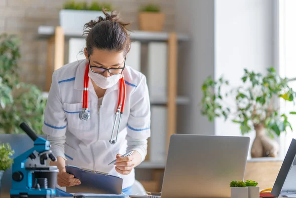 Doctor Está Trabajando Sentado Escritorio Oficina Medicina — Foto de Stock