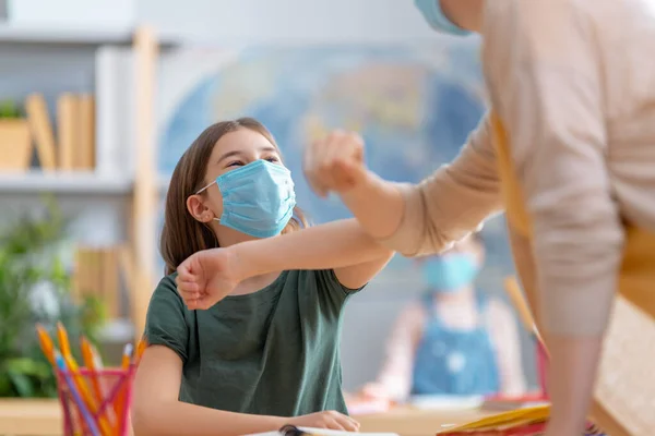 Zurück Zur Schule Glückliche Kinder Sitzen Mit Gesichtsmasken Schreibtisch Mädchen — Stockfoto