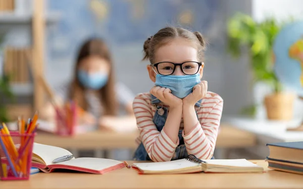 Zurück Die Schule Niedliche Fleißige Kinder Sitzen Drinnen Schreibtisch Kinder — Stockfoto