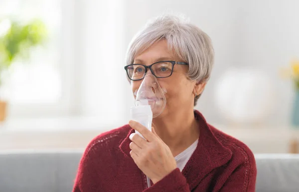 Mujer Anciana Que Usa Inhalador Para Asma Enfermedades Respiratorias Hogar — Foto de Stock