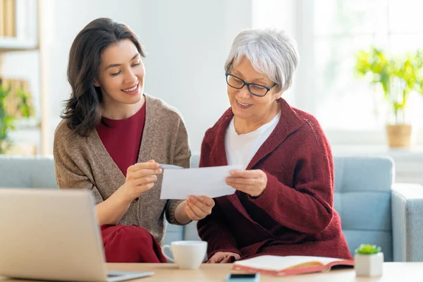 Dos Mujeres Sentadas Sofá Con Recibo Papel Están Calculando Los — Foto de Stock