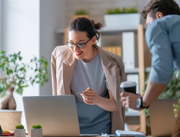 Uomini Donne Stanno Lavorando Ufficio Lavoro Squadra Collaborativo — Foto Stock