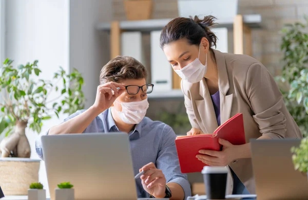 Ofiste Çalışan Adamı Tıbbi Maskeli Bir Kadını Covid Zamanı — Stok fotoğraf