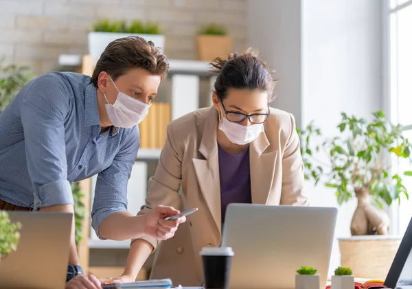 Uomo Affari Donna Affari Con Maschera Medica Che Lavora Ufficio — Foto Stock