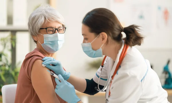 Lekarz Szczepiący Starszą Kobietę Ochrona Przed Wirusami Covid 2019 — Zdjęcie stockowe