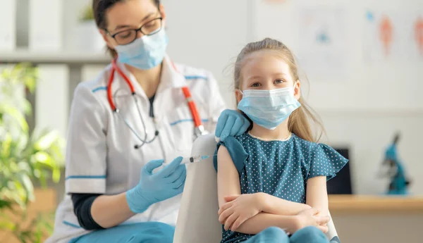 Doctor Vaccinating Child Hospital — Stock Photo, Image