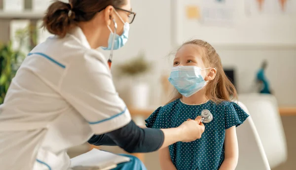 Médecin Enfant Portant Des Masques Faciaux Pendant Épidémie Coronavirus Grippe — Photo